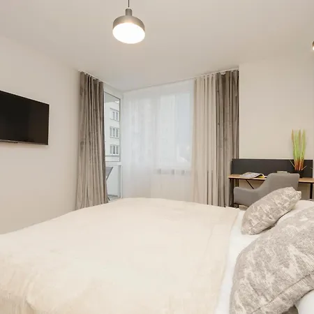 شقة Comfortable Wola & Balcony By Renters وارسو