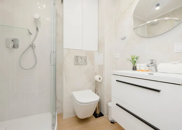 Comfortable Wola & Balcony By Renters Apartman